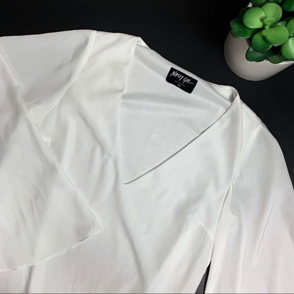 Nasty Gal Dresses & Skirts - Nasty Gal White V Neckline Long Sleeve Mini Dress